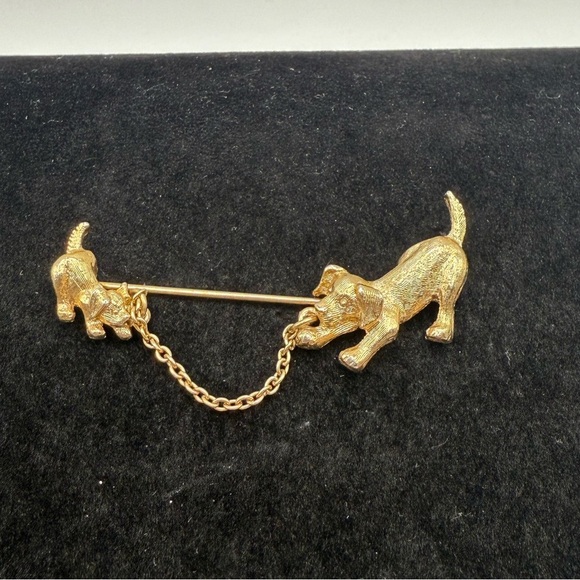 Avon Dog Stick Pin Gold Tone Mother's Love 1983 Mom Baby Puppy Vintage - Picture 1 of 2